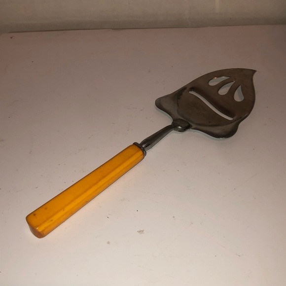 Vintage royal Cheese Slicer with Yellow Bakelite Handle - Picture 3 of 7